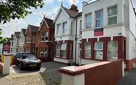 Malvern Lodge Guest House- Close To Beach, Train Station & Southend Airport